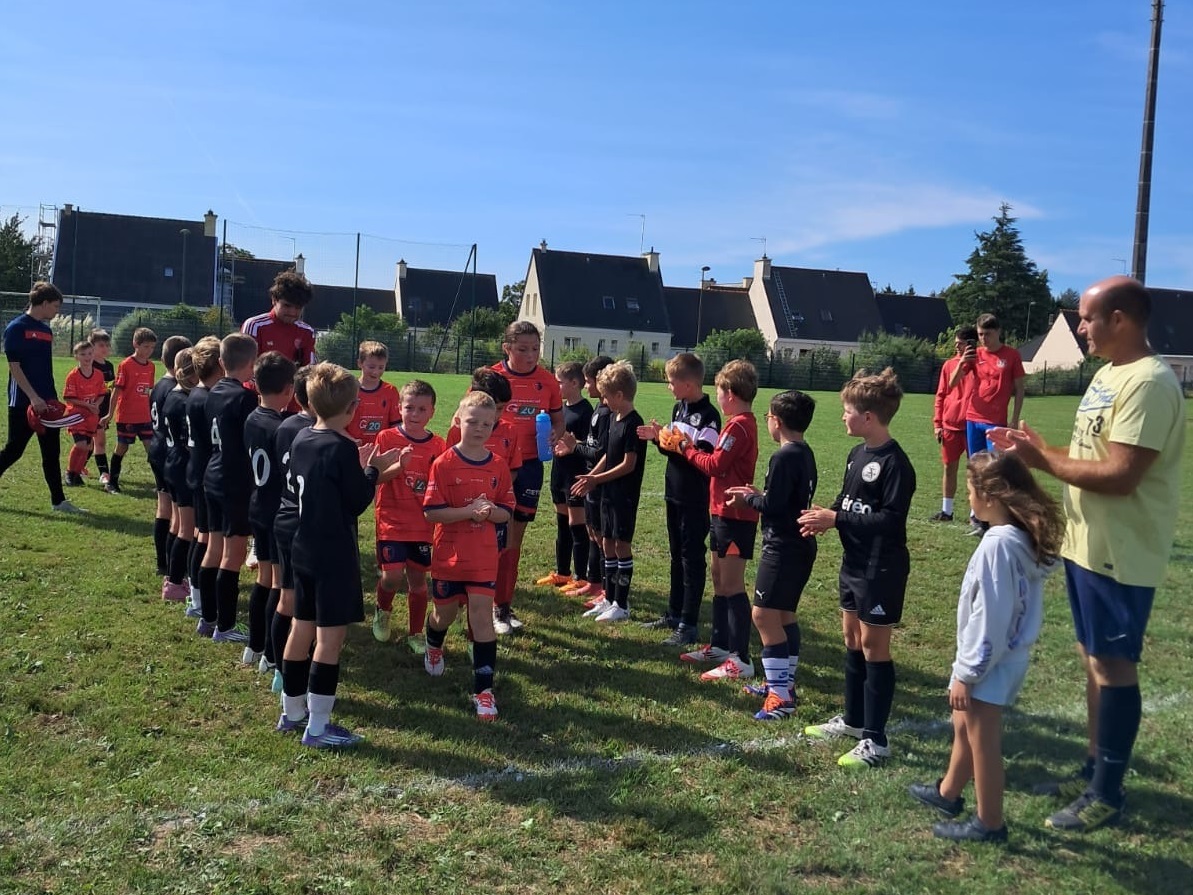 Une haie d'honneur des U10 aux Seniors