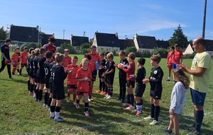 Une haie d'honneur des U10 aux Seniors
