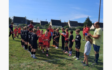 Une haie d'honneur des U10 aux Seniors